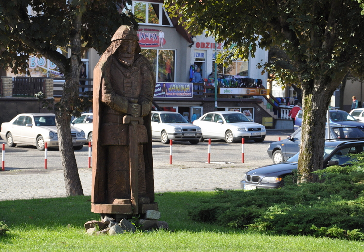 Drewniana rzeźba średniowiecznego woja na rynku w Wolinie