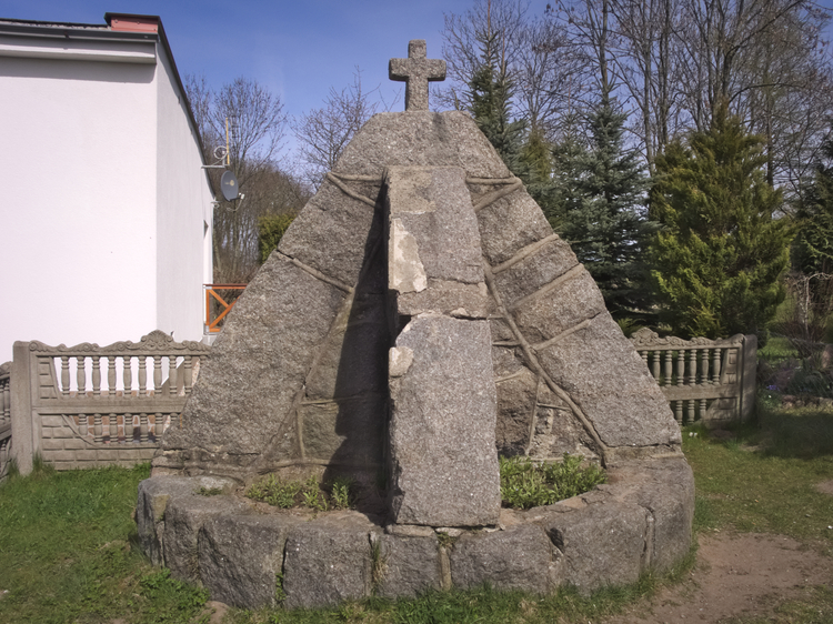 Pomnik w Laskach poświęcony pamięci poległych w I wojnie światowej
