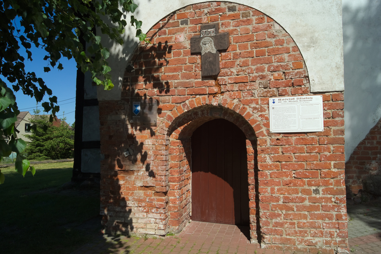 Portal wejściowy do kościoła pw. św. Michała Archanioła w Staniewicach