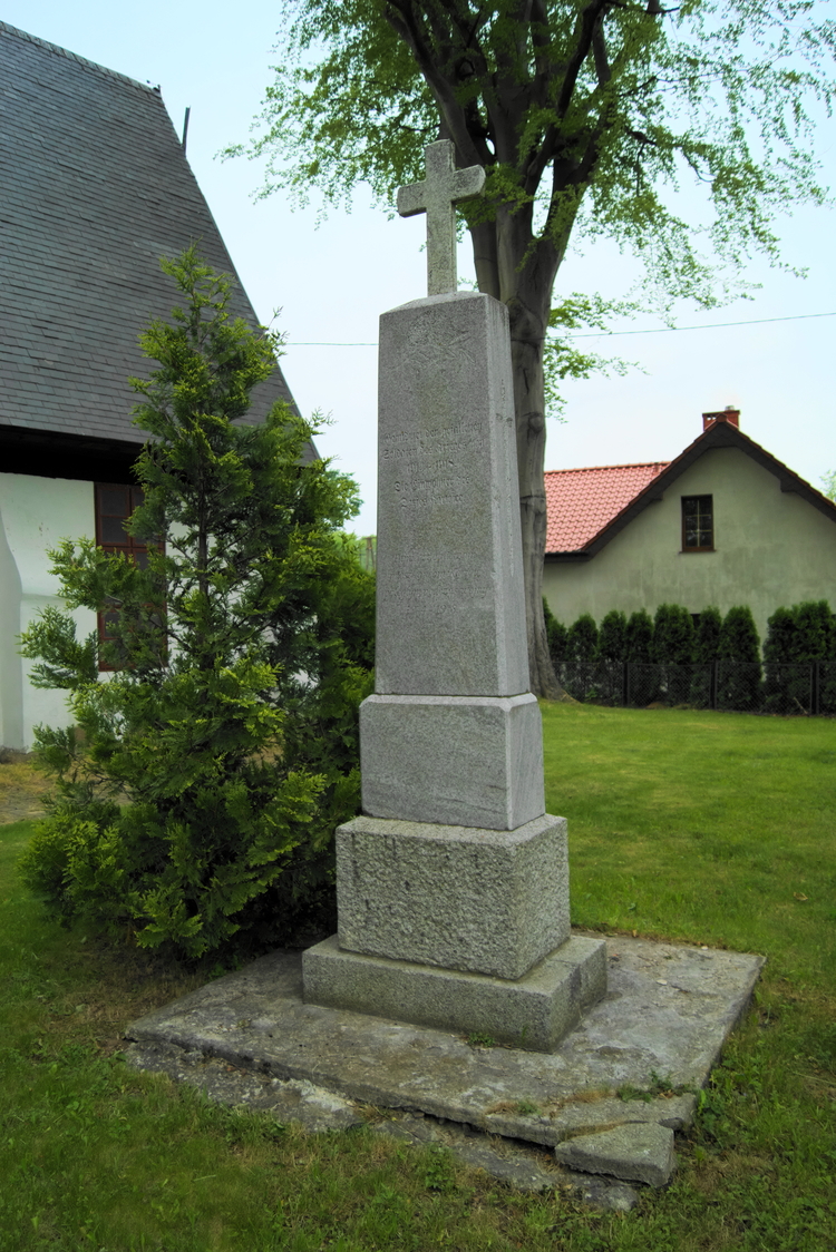 Pomnik poświęcony poległym w trakcie I wojny światowej w Karwicach