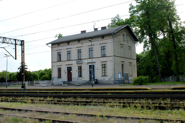 Dworzec kolejowy w Rębuszu