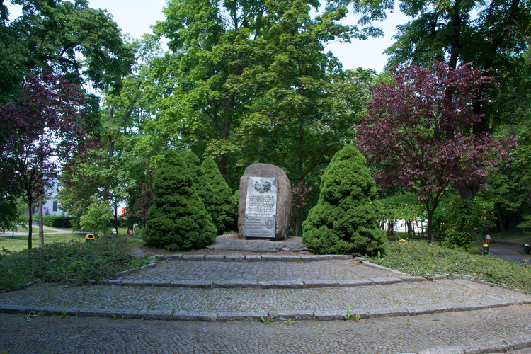 Głaz narzutowy w parku Moniuszki, z datą wyzwolenia powiatu choszczeńskiego i tablicą upamiętniającą 50-lecie powojennego Choszczna,