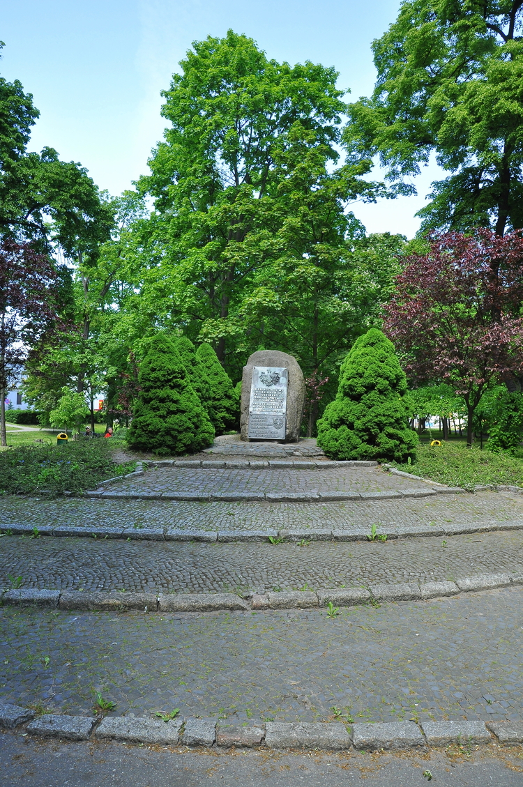 Głaz narzutowy w parku Moniuszki, z datą wyzwolenia powiatu choszczeńskiego i tablicą upamiętniającą 50-lecie powojennego Choszczna,
