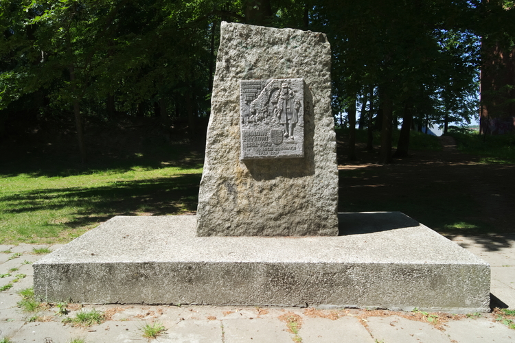 Obelisk poświęcony królowi Erykowi w 600 - lecie koronacji w Darłowie