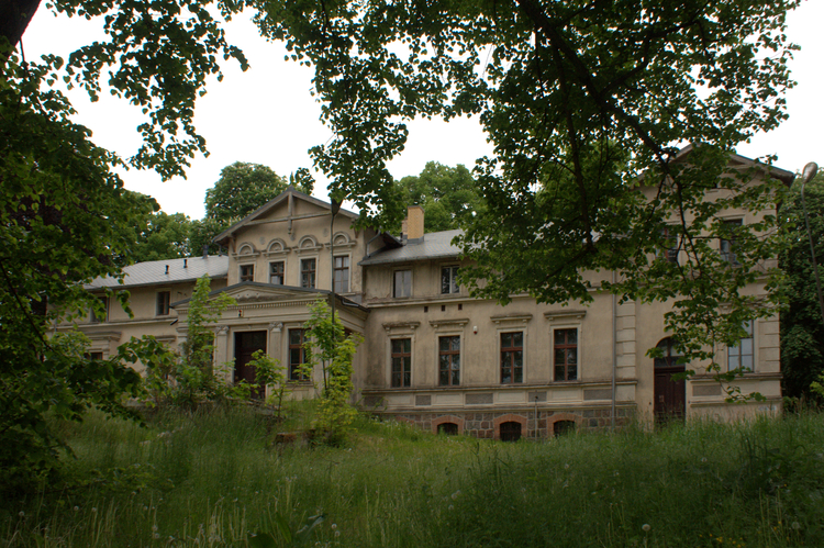 Zabytkowy pałac w Stradzewie