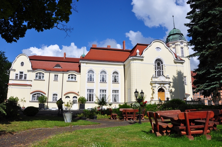 Pałac neobarokowy (z przybudówką) z przełomu XIX/XX wieku w Trzygłowie, gm. Gryfice