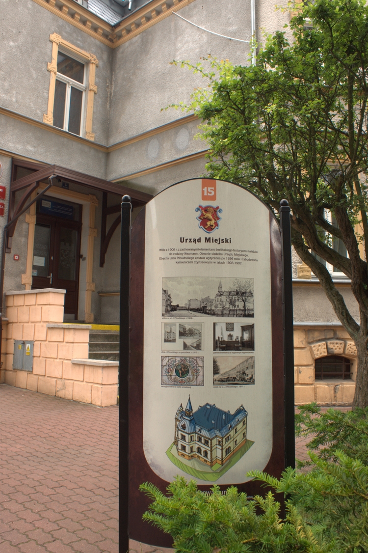 Budynek przy ulicy Marszałka J.Piłsudskiego 5 - tablica informacyjna 