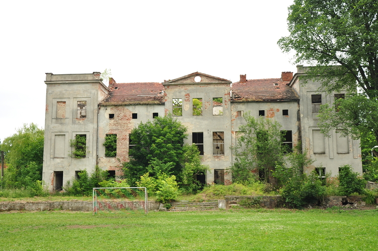 Ruiny pałacu na terenie parku dworskiego w Warnicach