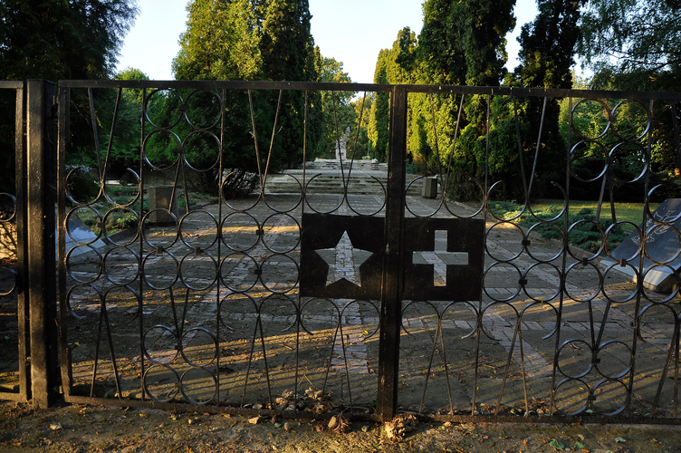 Brama cmentarza wojennego 