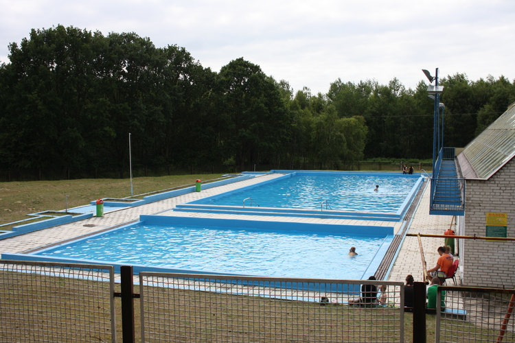 Outdoor_swimming_pool_in_the_Commune_Center_for_Education_and_Recreation_in_Trzebiez