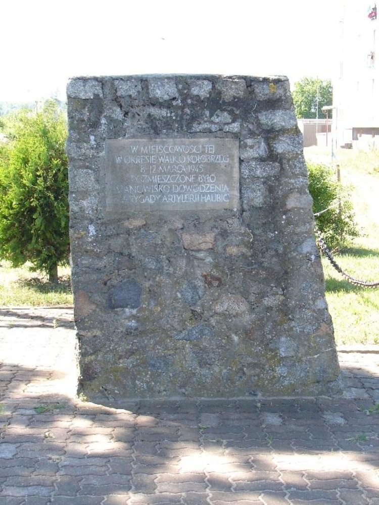 Kamienny obelisk, z tablicą upamiętniającą stanowisko dowodzenia 25 Brygady Artylerii Haubic, w czasie oblężenia Kołobrzegu, w dn. 8-12 marca 1945 r..JPG
