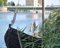Zdjęcie przedstawia fragment łodzi, mostu zwodzonego i elewator zbożowy w Wolinie                                                                                                                       