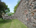 Na zdjęciu widnieją mury obronne widziane od strony stacji paliw Orlen.                                                                                                                                 