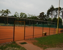 Kort tenisowy na boisku wielofunkcyjnym w Goleniowie przy ul. Sportowej.                                                                                                                                