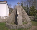 Zdjęcie przedstawia pomnik w Laskach poświęcony pamięci poległych w I wojnie światowej.                                                                                                                 