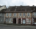 Zdjęcie przedstawia dom ryglowy przy ul. Grunwaldzkiej. Na pierwszym planie widać frontową elewację domu nr 23.                                                                                         