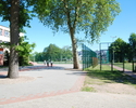 Boisko sportowe w Stepnicy widok od tyłu szkoły.                                                                                                                                                        
