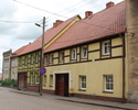 Zdjęcie przedstawia dom mieszkalny przy ul. Sienkiewicza 52 w Mieszkowicach. Na pierwszym planie widać frontową elewację budynku.                                                                       