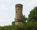 Zdjęcie przedstawia wieżę widokową w Cedyni. Na pierwszym planie widać zabytek w otoczeniu drzew.                                                                                                       