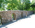 Na zdjęciu widnieją mury obronne w Nowogardzie, widok od biblioteki miejskiej.                                                                                                                          