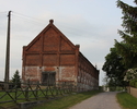Zdjęcie przedstawia budynek z dawnego kompleksu folwarcznego w Gogolicach. Na pierwszym planie widać boczną elewację obory.                                                                             