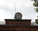 Zdjęcie przedstawia fragment budynku dawnej Fundacji Kocha w Moryniu. Na pierwszym planie widać zegar, który zachował się na szczycie głównego skrzydła budynku.                                        