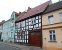 Na zdjęciu widnieje budynek mieszkalny przy ul. Wojska Polskiego 13 w Maszewie.                                                                                                                         