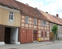 Zdjęcie przedstawia dom mieszkalny przy ul. Jana Pawła II 21 w Mieszkowicach. Na pierwszym planie widać ryglową elewację budynku.                                                                       