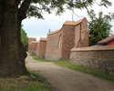 Zdjęcie przedstawia obwarowania miejskie w Mieszkowicach. Na pierwszym planie widać odnowione mury.                                                                                                     