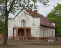 Zdjęcie przedstawia pałac w Mirowie. Na pierwszym planie widać boczną i tylną elewację zabytku.                                                                                                         