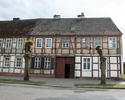 Zdjęcie przedstawia domy ryglowe w Widuchowej. Na pierwszym planie widać dom przy ul. Grunwaldzkiej 27.                                                                                                 