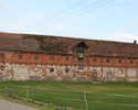 Zdjęcie przedstawia budynek z dawnego kompleksu folwarcznego w Gogolicach. Na pierwszym planie widać oborę.                                                                                             