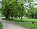 Zdjęcie przedstawia park w Troszynie. Na pierwszym planie widać aleję spacerową.                                                                                                                        