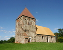 Zdjęcie przedstawia stronę wejścia kościoła wraz z otoczeniem wokół niego.                                                                                                                              