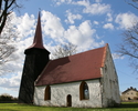 Na zdjęciu znajduję się tył oraz ściana boczna kościoła, którego wieża ma konstrukcję drewnianą.                                                                                                        