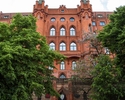 Zdjęcie przedstawia Ratusz Czerwony w Szczecinie. Na pierwszym planie widać tylną elewację i wejście do budynku.                                                                                        