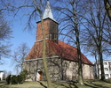 Zdjęcie przedstawia wejściową stronę kościoła wraz z otoczeniem.                                                                                                                                        