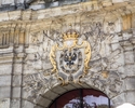 Zdjęcie przedstawia Bramę Królewską w Szczecinie. Na pierwszym planie widać tarczę z orłem pruskim.                                                                                                     