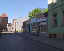 Zdjęcie przedstawia fragment ulicy Jedności Narodowej w Sławnie, przy której znajduje się sklep "Wędliniarstwo Naturalne".                                                                              