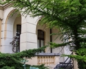 Zdjęcie przedstawia rektorat Zachodniopomorskiego Uniwersytetu Technologicznego. Na pierwszym planie widać zieleń zasadzoną przed budynkiem, dalej fragment balkonu.                                    