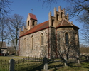 Zdjęcie przedstawia kościół zbudowany z szarej cegły od bocznej strony.                                                                                                                                 