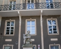 Zdjęcie przedstawia gmach główny urzędu miasta w Szczecinie. Na pierwszym planie widać fontannę z rzeźba chłopca.                                                                                       