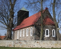 Zdjęcie przedstawia kościół od ściany bocznej oraz tylnej, który wykonany został z obrobionych ciosów granitowych.                                                                                      
