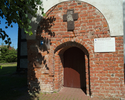 Zdjęcie przedstawia portal wejściowy do kościoła pw. św. Michała Archanioła w Staniewicach.                                                                                                             