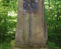 Na zdjęciu widać pomnik Karla Russa.  Znajduje się na ścieżce przyrodniczo-leśnej.                                                                                                                      