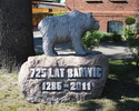 Na zdjęciu widać Pomnik 725-lecia Barwic.                                                                                                                                                               