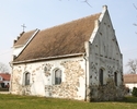 Zdjęcie przedstawia ścianę boczną oraz tył kościoła zbudowanego z kamienia.                                                                                                                             