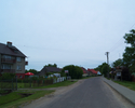 Zdjęcie przedstawia główną drogę wraz z zabudowaniami we wsi Karwice.                                                                                                                                   