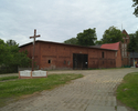Zdjęcie przedstawia drogę wraz z zabudowaniami oraz kościołem we wsi Krupy.                                                                                                                             