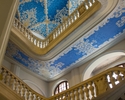 Zdjęcie przedstawia wnętrze gmachu Zachodniopomorskiego Urzędu Wojewódzkiego. Na pierwszym planie widać ozdobną klatkę schodową.                                                                        